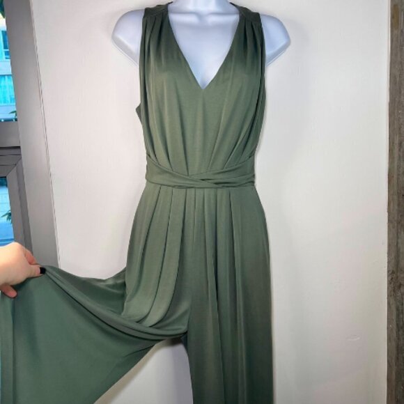 ASTR THE LABEL Easy Twist Waist Sage Green V-Neck Jumpsuit Size XS - Picture 4 of 9